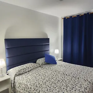 Comodoro Magnifico En La Playa Los Cristianos (Tenerife)